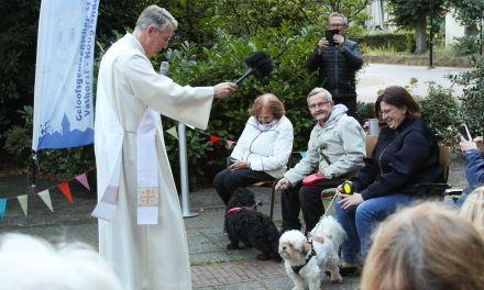 Diaken zegent huisdieren en baasjes bij St. Josephkerk