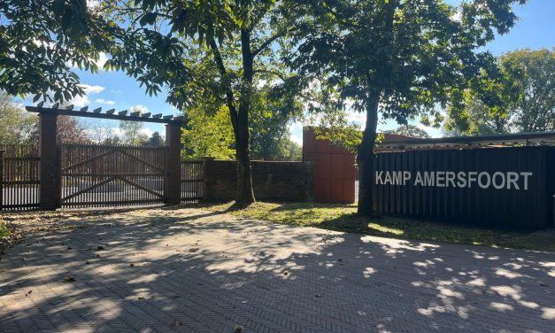 Gevangenen van Neuengamme herdacht met posters in Kamp Amersfoort