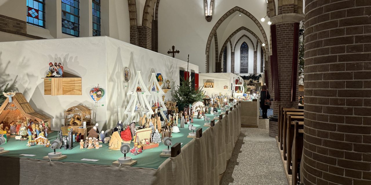 Kerststallententoonstelling voor stichting Petje Af geopend in Sint Ansfriduskerk