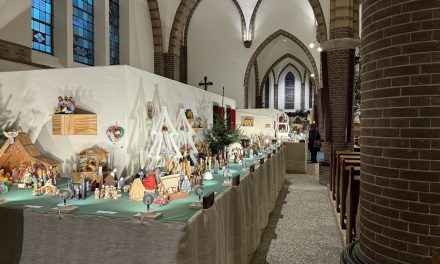 Kerststallententoonstelling voor stichting Petje Af geopend in Sint Ansfriduskerk