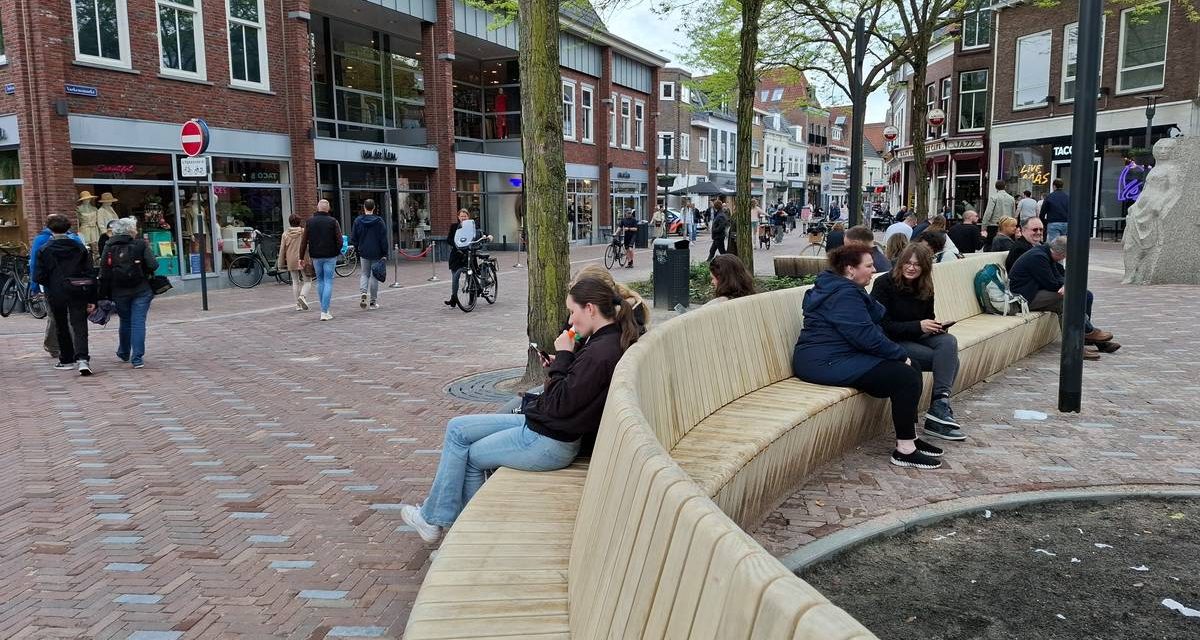 Vrijwilligers trekken aandacht op Varkensmarkt tijdens Aids Awareness Month