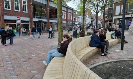 Vrijwilligers trekken aandacht op Varkensmarkt tijdens Aids Awareness Month