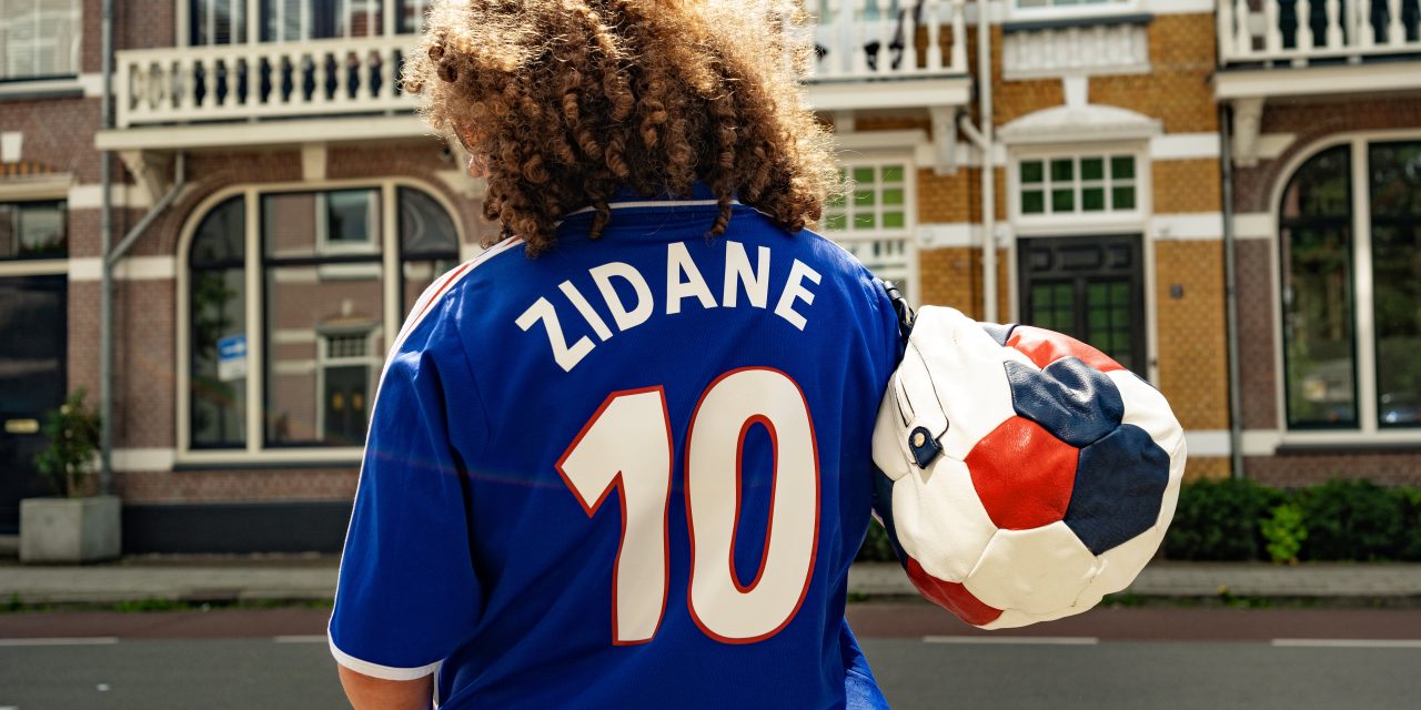 Amersfoortse Sharon Zoomer maakt met ‘KIT &’ voetbalshirts ware fashion