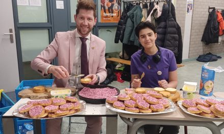 Scholieren vieren de 15e editie van Paarse Vrijdag