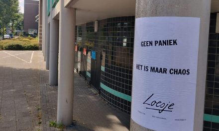 Thijmen plakt Loesje-posters door Amersfoort: ”Loesje zorgt ervoor dat mensen op andere manieren naar dingen gaan kijken”