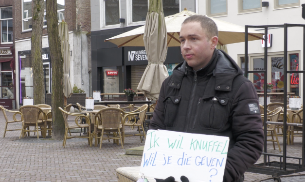 Knuffels en gesprekken: Theo Schutte brengt onbekenden samen