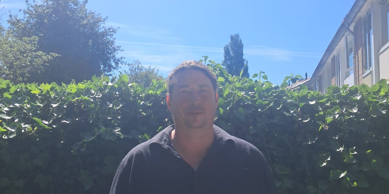 Vrijwilliger Tristan is in vuur en VLAM van de vleermuis