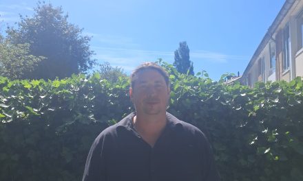 Vrijwilliger Tristan is in vuur en VLAM van de vleermuis