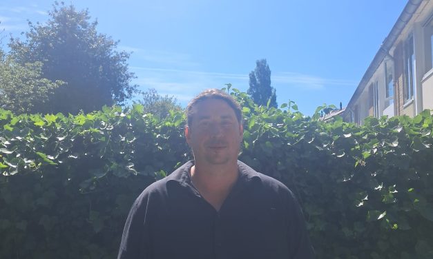 Vrijwilliger Tristan is in vuur en VLAM van de vleermuis