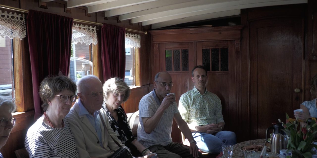 Verhalenverteller op een boot: “Je merkt dat de locatie echt iets met de mensen doet.”