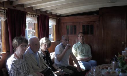 Verhalenverteller op een boot: “Je merkt dat de loactie echt iets met de mensen doet.”