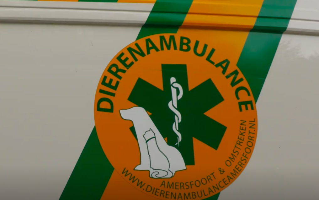 Willy Weeda ontvangt lintje voor inzet bij dierenambulance
