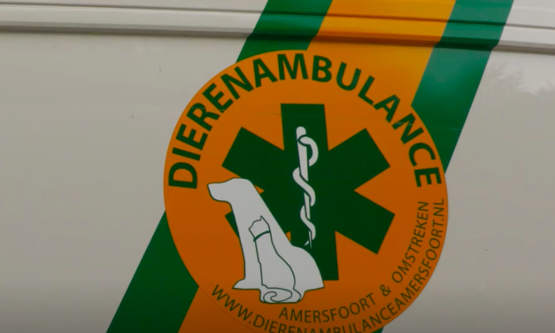 Willy Weeda ontvangt lintje voor inzet bij dierenambulance