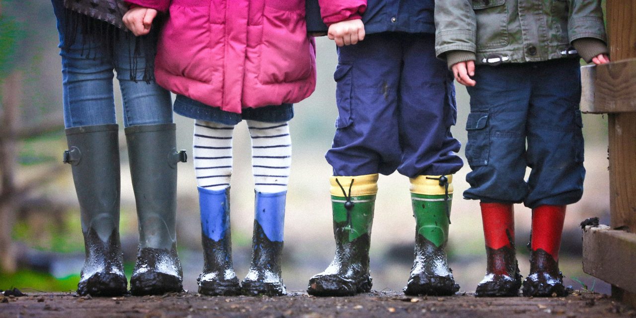 ‘Kinderen kiezen zélf wie ze willen verrassen’ Kinderopvangorganisatie SKA vervangt Moederdag en Vaderdag door ‘Ik vind je lief-dag’
