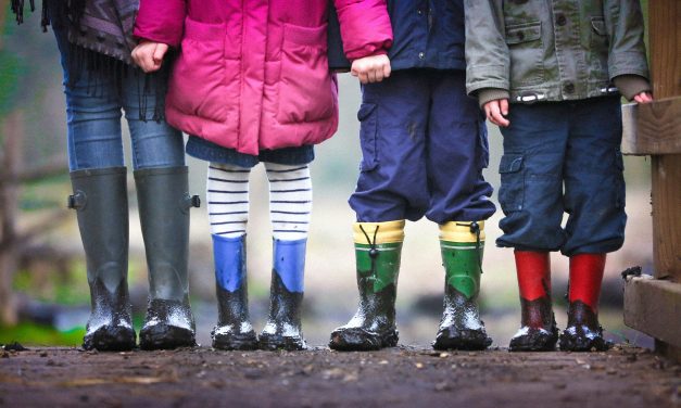 ‘Kinderen kiezen zélf wie ze willen verrassen’ Kinderopvangorganisatie SKA vervangt Moederdag en Vaderdag door ‘Ik vind je lief-dag’