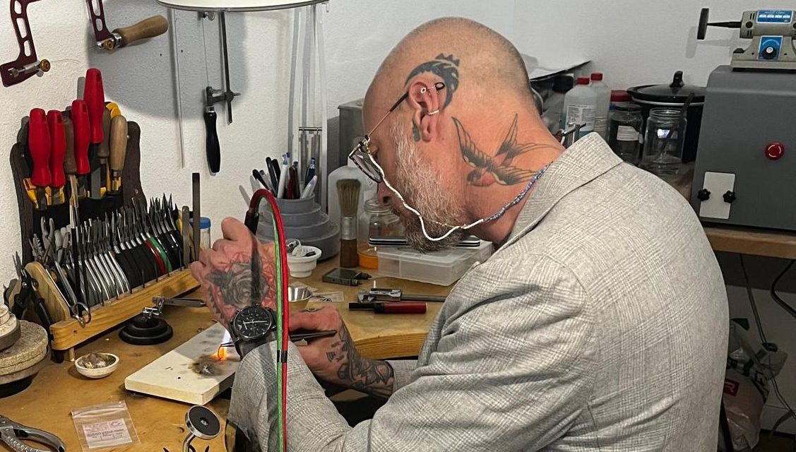 Tom van Oudenaarden heeft zijn piercingstudio in Amersfoort geopend