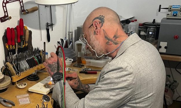 Tom van Oudenaarden heeft zijn piercingstudio in Amersfoort geopend