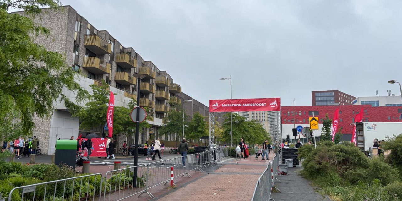 Een regenachtige Marathon Amersfoort: ‘het is wel glad met alle klinkers en bochtjes die in het parcours zitten’