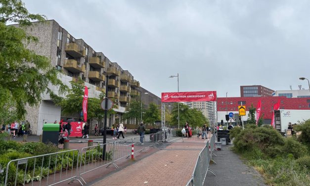 Een regenachtige Marathon Amersfoort: ‘het is wel glad met alle klinkers en bochtjes die in het parcours zitten’