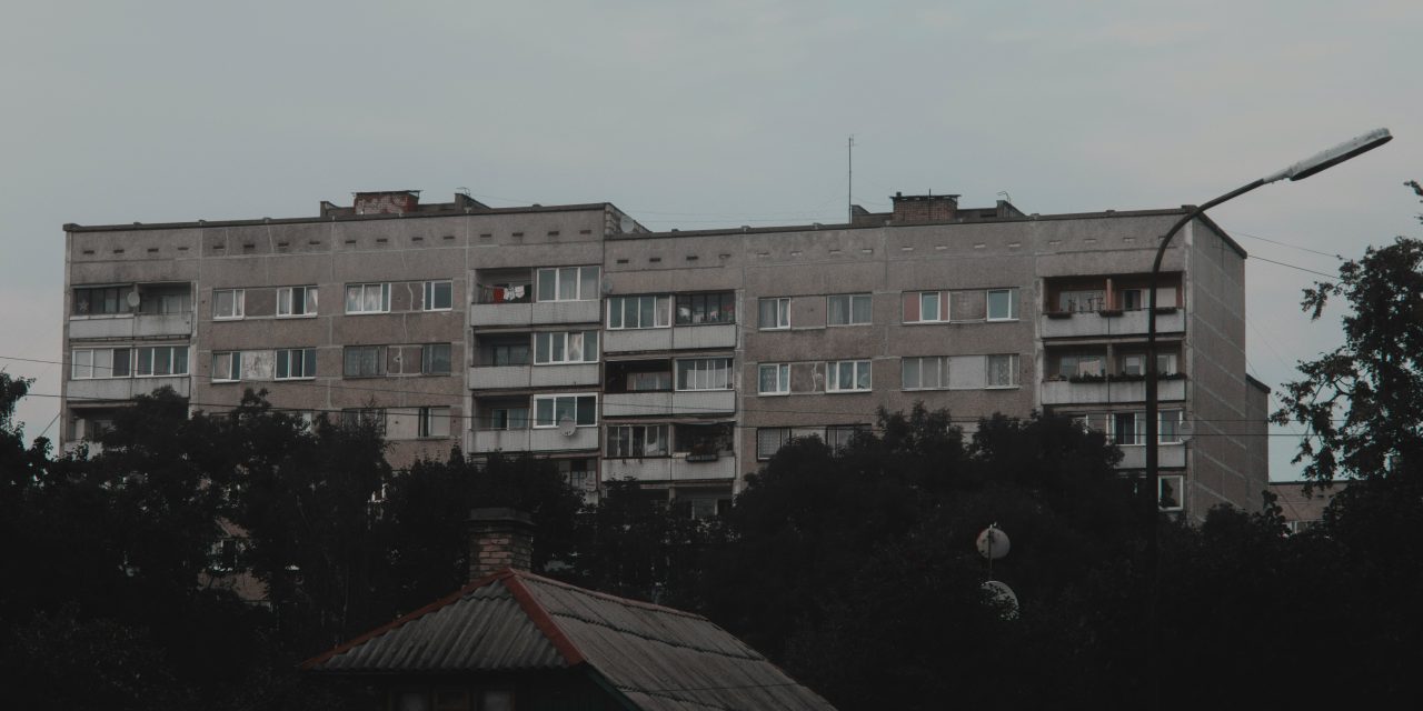 ‘Wachtlijst van 14 jaar tegenover directe toewijzing’: Spanningen rond voorrang statushouders op sociale huurwoningen