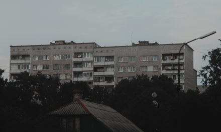 ‘Wachtlijst van 14 jaar tegenover directe toewijzing’: Spanningen rond voorrang statushouders op sociale huurwoningen