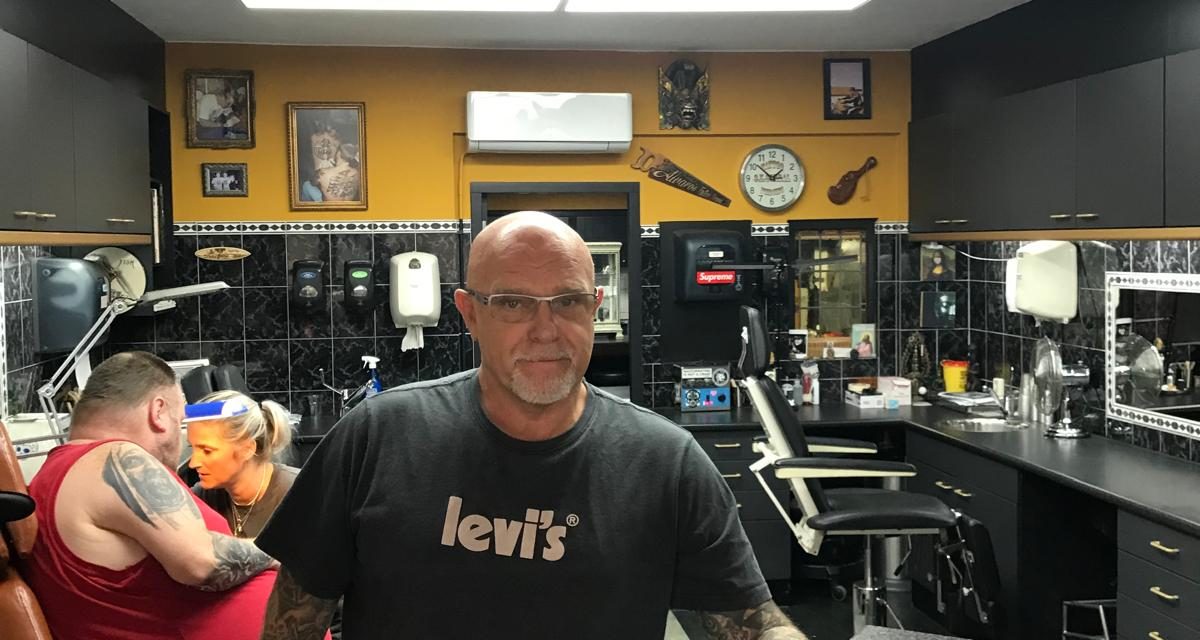 Eigenaar van tattoo shop Corall vertelt over zijn ervaringen, drijfveer en iets wat hem al een paar jaar dwars zit