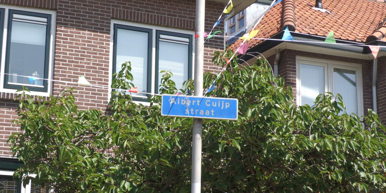 De vlaggen hangen uit; de Albert Cuijpstraat bestaat 100 jaar
