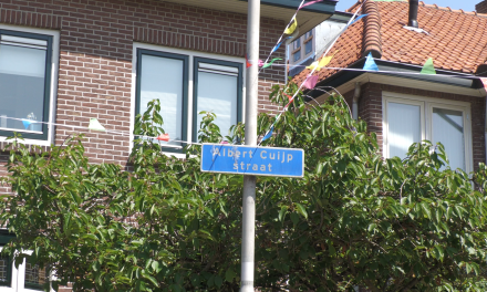 De vlaggen hangen uit; de Albert Cuijpstraat bestaat 100 jaar
