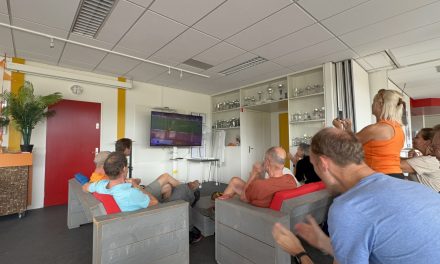 Leden van atletiekvereniging Altis zien Femke Bol haar titel prolongeren