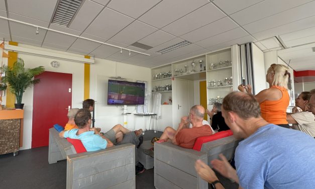 Leden van atletiekvereniging Altis zien Femke Bol haar titel prolongeren