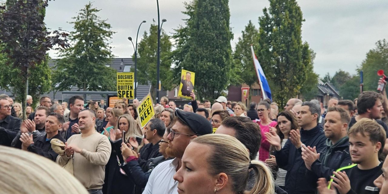 Bewoners protesteren tegen de komst van de twee nieuwe asielzoekerscentra in Vathorst en Schothorst