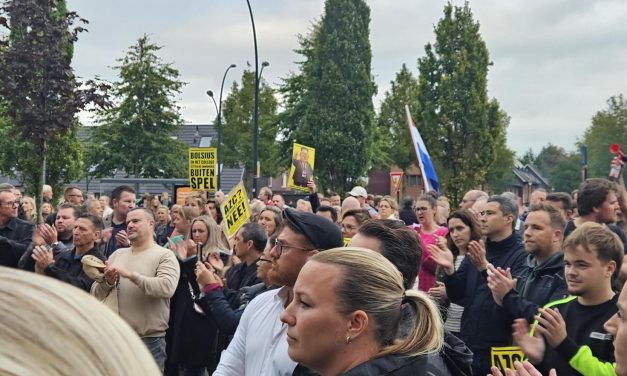 Bewoners protesteren tegen de komst van de twee nieuwe asielzoekerscentra in Vathorst en Schothorst