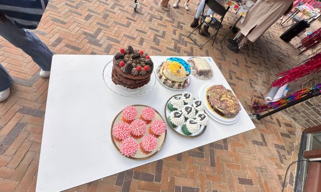 Taart verbindt het Soesterkwartier: buurt viert Burendag bij Emmaüskerk