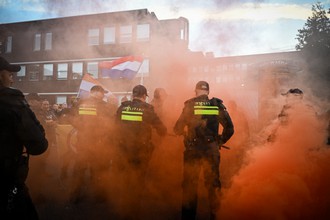 Spanning in Amersfoort: Twee demonstraties, één plein.