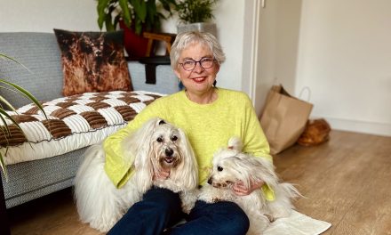 Ingrid Schrijner en hond Blizz zetten zich in tegen eenzaamheid onder ouderen
