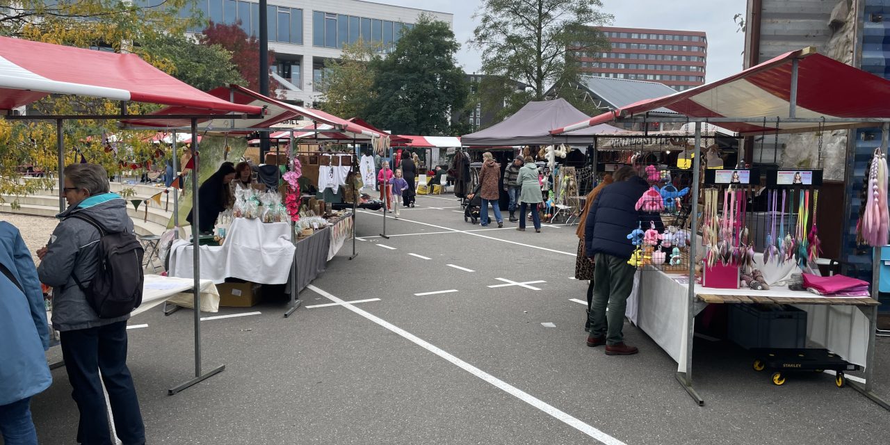 De Nieuwe Stadsmarkt verandert: vroeger alleen streekproducten, nu ook vintage kleding