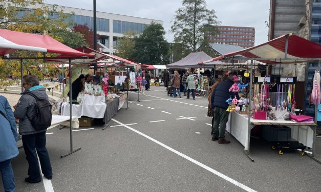 De Nieuwe Stadsmarkt verandert: vroeger alleen streekproducten, nu ook vintage kleding