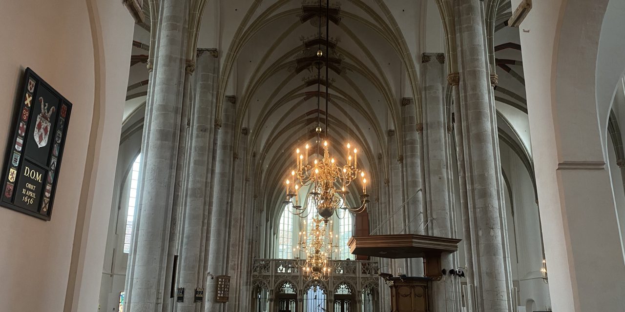 Cornelis Bos laat stilte vallen in de Sint-Joriskerk
