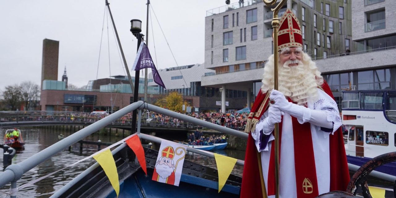 De mijter even af: zo beleefde de Sint de intocht