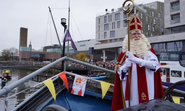 De mijter even af: zo beleefde de Sint de intocht