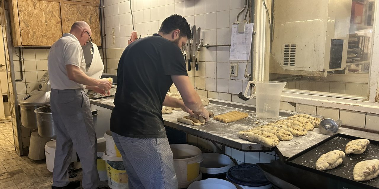 Vier generaties vakmanschap: zo maakt Bakkerij Van Gent zich klaar voor de kerstdrukte