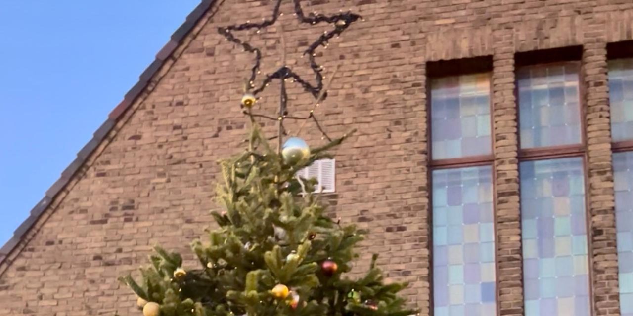 Kerstboom bij de Emmaüskerk als stralend middelpunt van de Winterparade