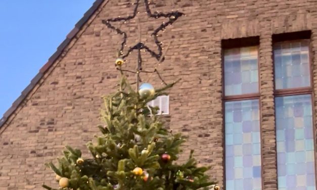 Kerstboom bij de Emmaüskerk als stralend middelpunt van de Winterparade