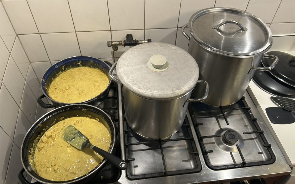 Cindy Kok in de keuken voor de dak- en thuisloze