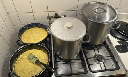 Cindy Kok in de keuken voor de dak- en thuisloze