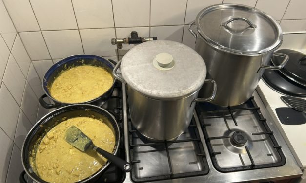 Cindy Kok in de keuken voor de dak- en thuisloze