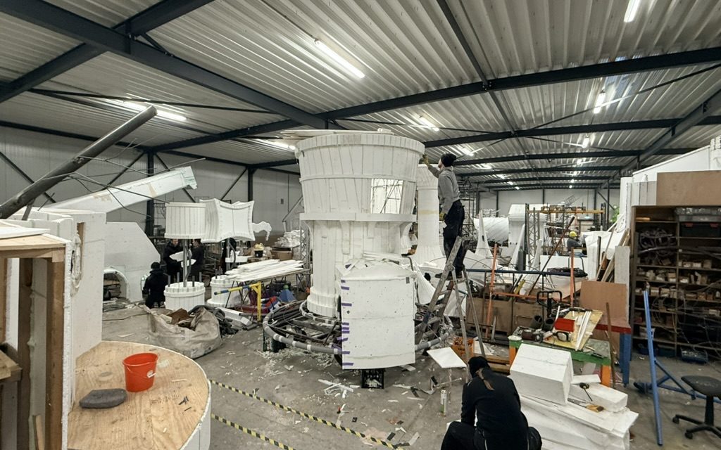 Lassen, schuren & plakken: carnavalsbouwhal in Budel draait overuren met nog kleine maand tot Carnaval