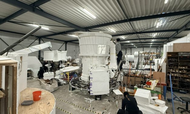 Lassen, schuren & plakken: carnavalsbouwhal in Budel draait overuren met nog kleine maand tot Carnaval