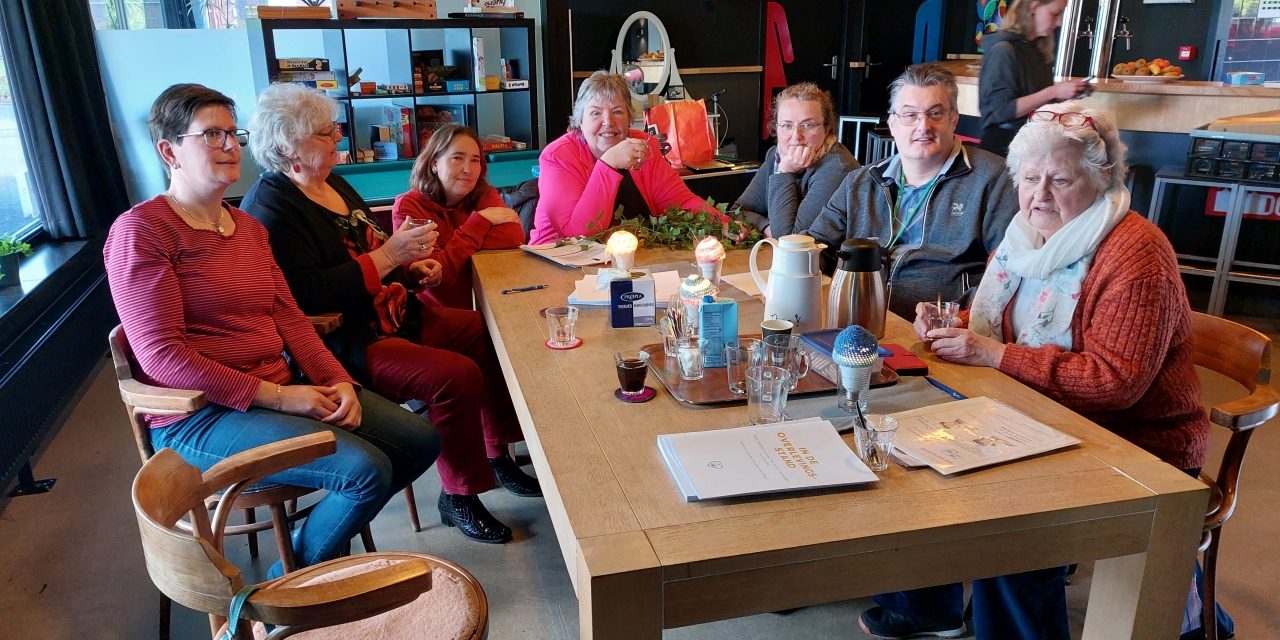 Warmte op een grauwe dag, samen aan tafel in de huiskamer van Doesburg