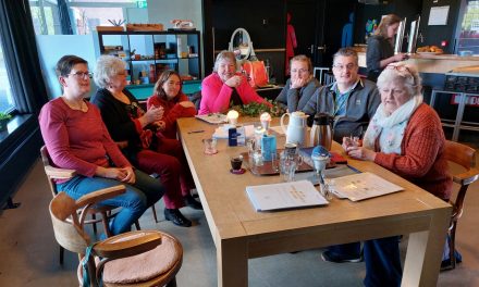Warmte op een grauwe dag, samen aan tafel in de huiskamer van Doesburg